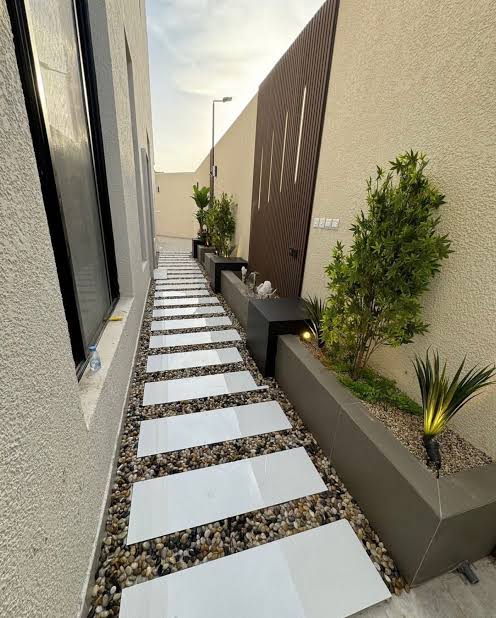 حديقة أمامية بسيطة مع نجيل صناعي ونباتات زينة حديقة أمامية بسيطة مع نجيل صناعي ونباتات زينة